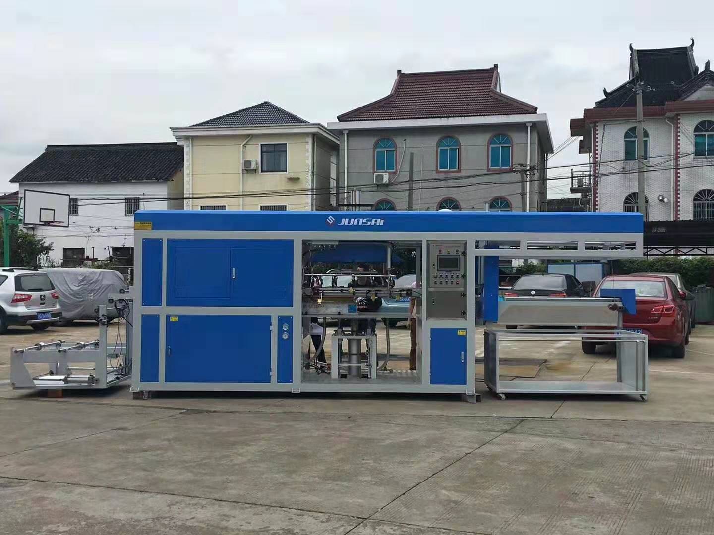 b新款薄片吸塑機(jī)2.jpg